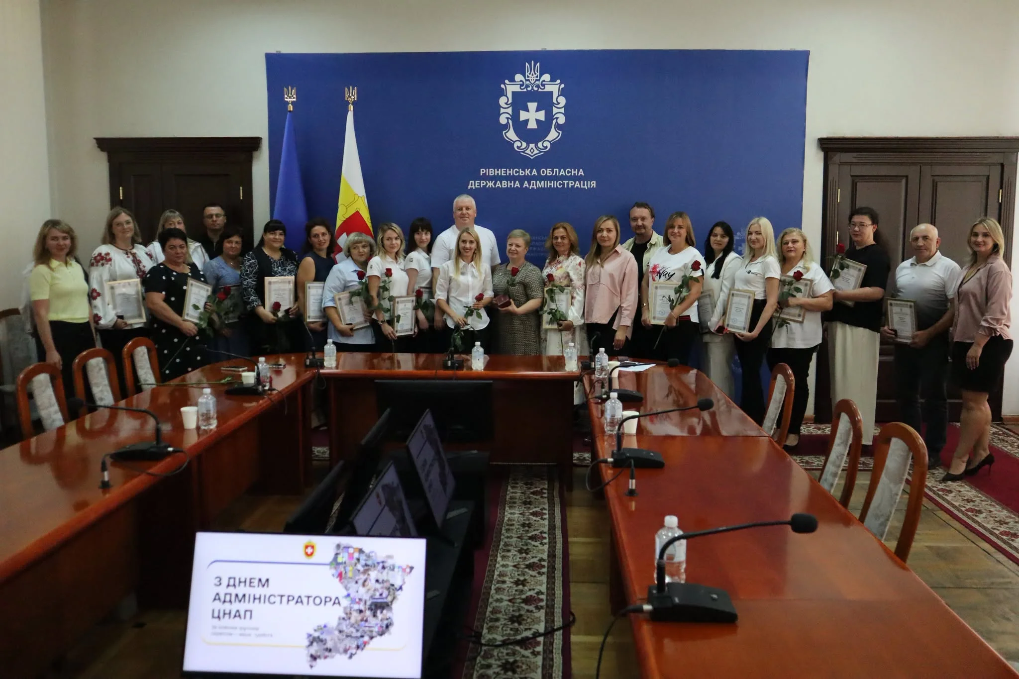 Працівники ЦНАП Рівненщини з грамотами і трояндами в залі обласної адміністрації