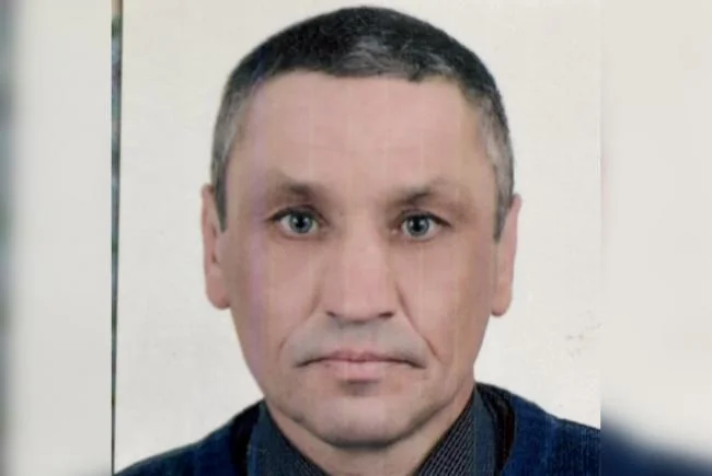 Портретне фото чоловіка середнього віку з коротким сивим волоссям